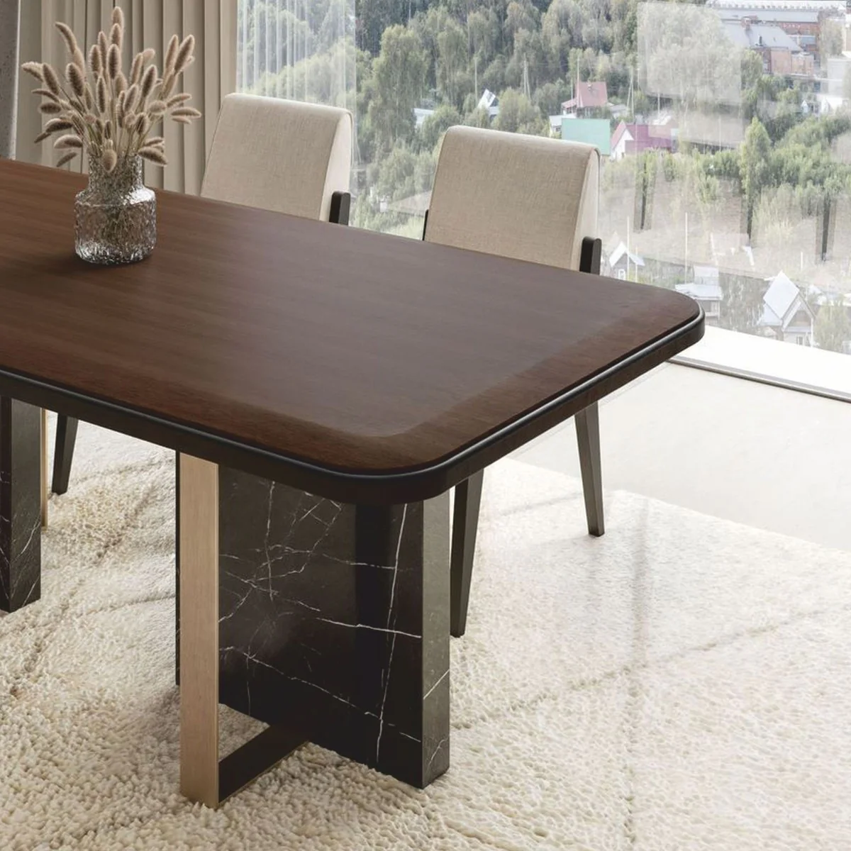 is a Europe-wide renowned producer and distributor of baroque furniture and luxury decorative items