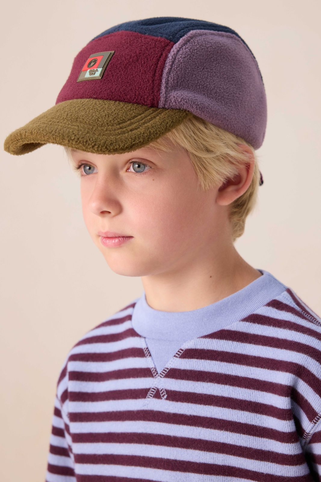 Donkerrode colourblock pet met patch