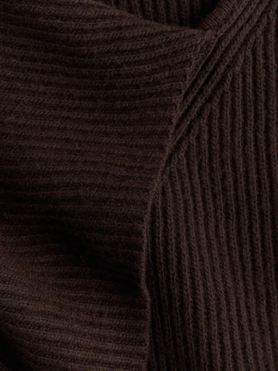 Pull côtelé marron chocolat avec écharpe intégrée