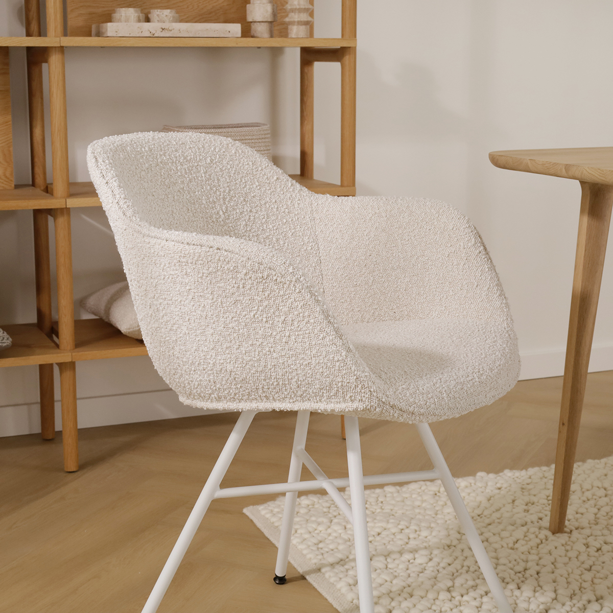 Eetkamerstoel Noa-Mare bouclé beige - wit onderstel