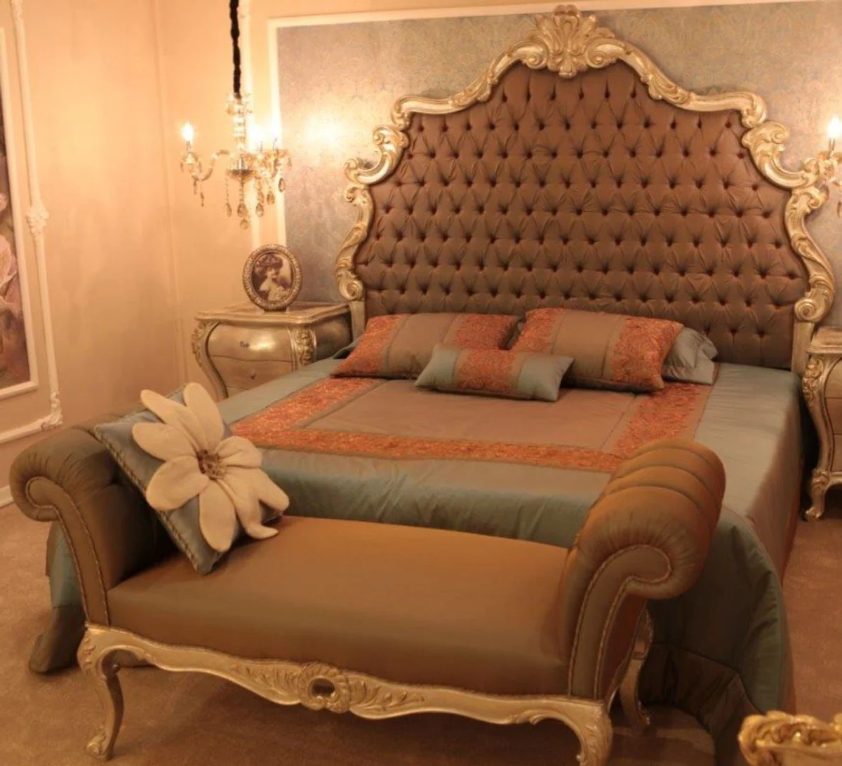 Luxury baroque double bed brown / silver / gold 230 x 200 x H. 220 cm - Elegant solid wood bed with headboard - Magnificent bedroom furniture in the baroque style