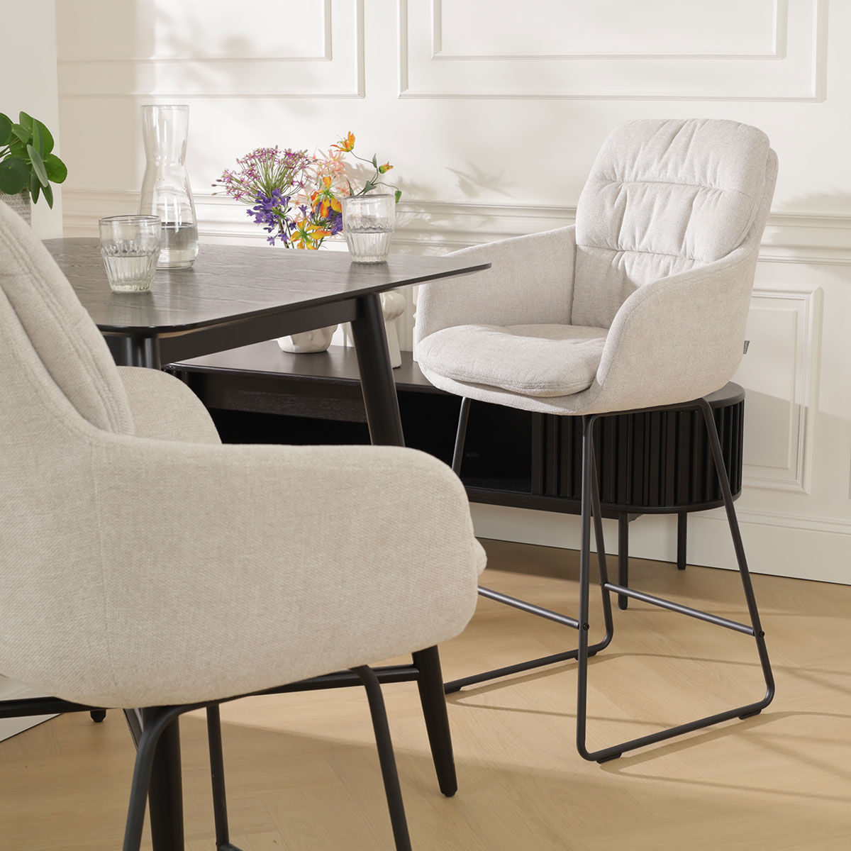 Barkruk Nino-Mia beige - zwart onderstel - 65 cm