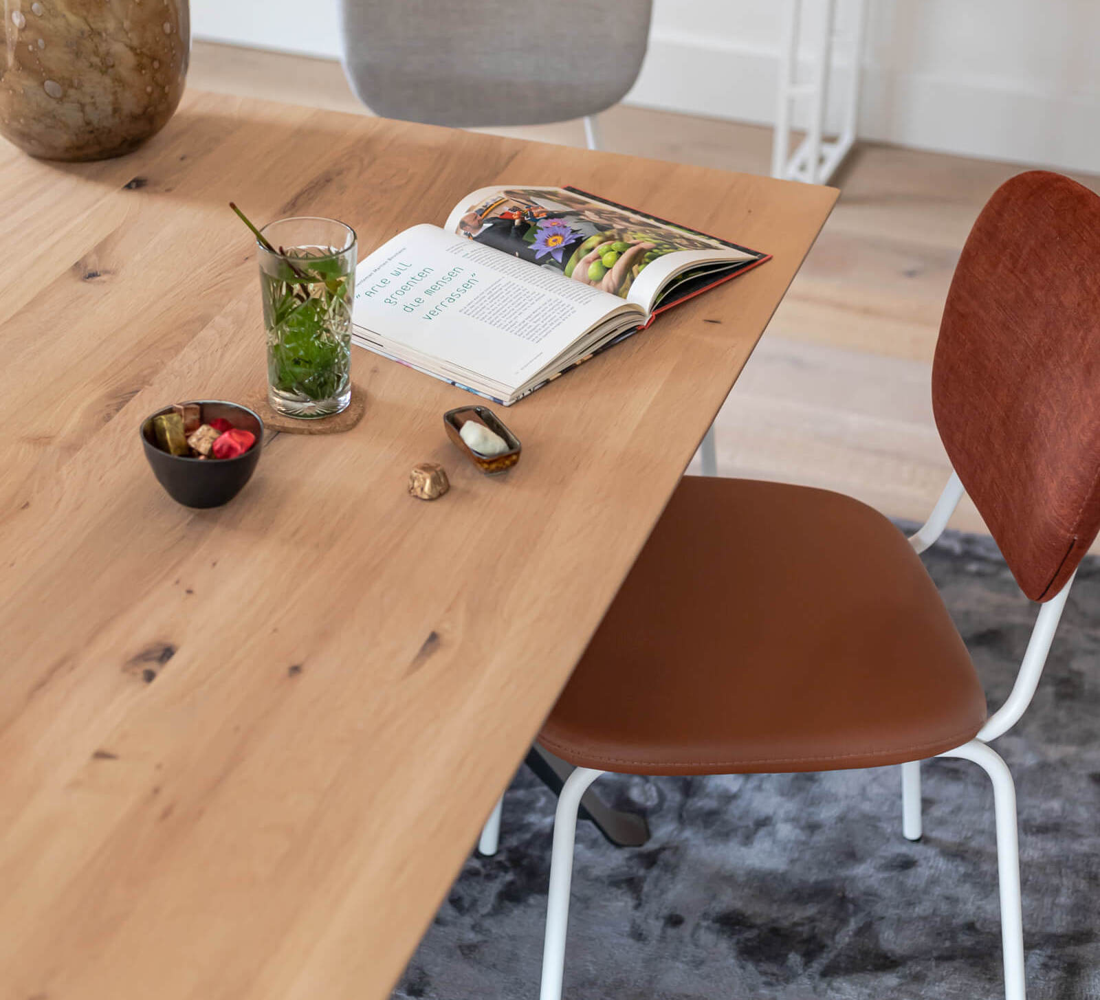 They & Me eettafel Joy – plat ovaal – eiken rustiek bianco olie – onderstel RAL9010 zuiverwit 240 x 100 x 75 | eiken rustiek bianco olie | verjongde rand | frame RAL9010 zuiverwit