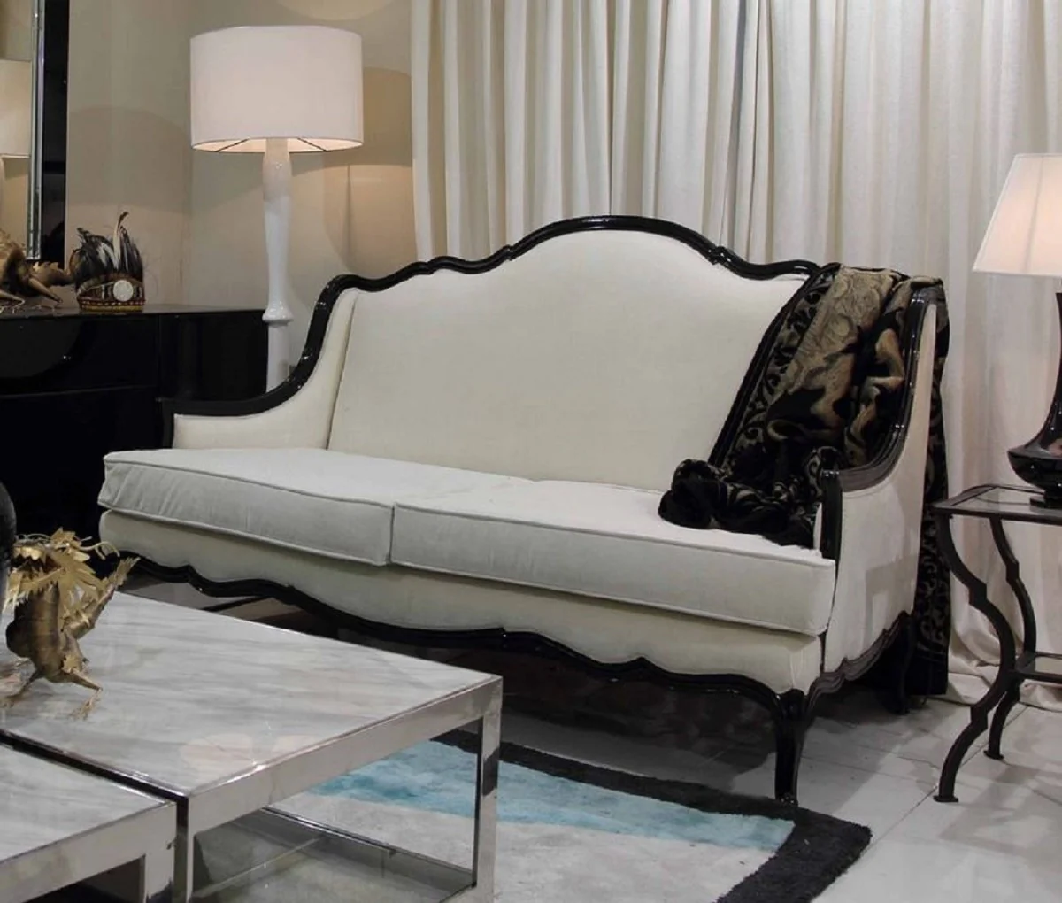 Luxury baroque sofa white / black 185 x 95 x H. 111 cm - living room sofa with decorative pillows - noble baroque furniture