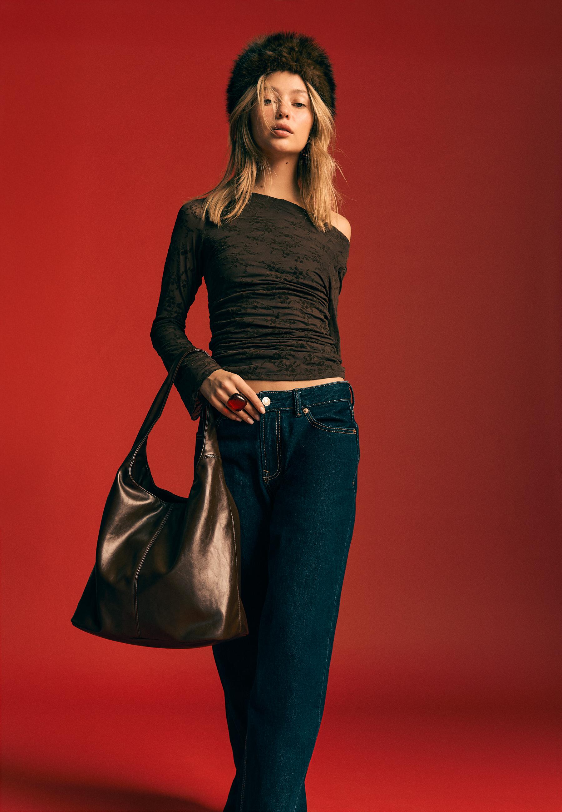 ZIP SHOULDER BAG