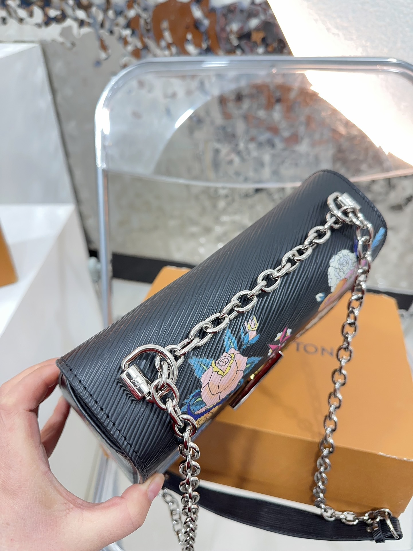 Louis new arrival TWIST bag size??23 * 16 cm - Top Club