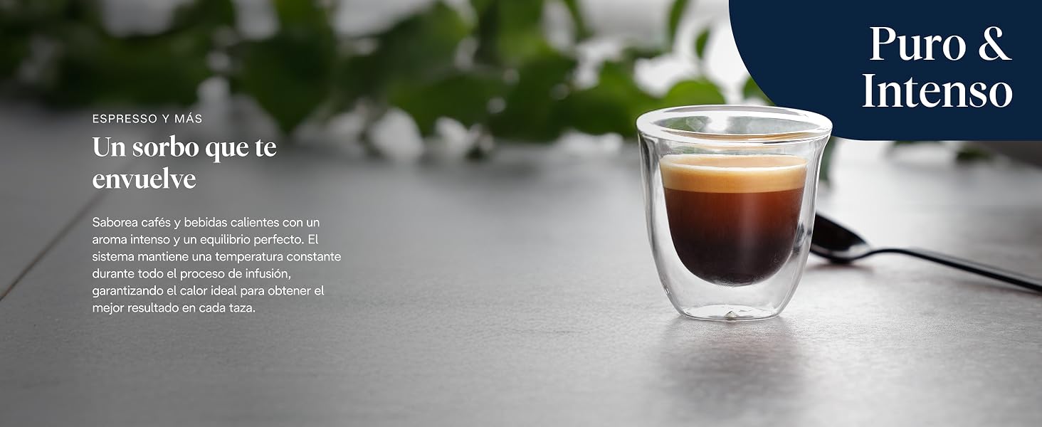 El texto dice «Puro &amp; Intenso». Configuración profesional para café que muestra un chupito de espresso colocado en un vaso transparente con el equipo de preparación de café en segundo plano.