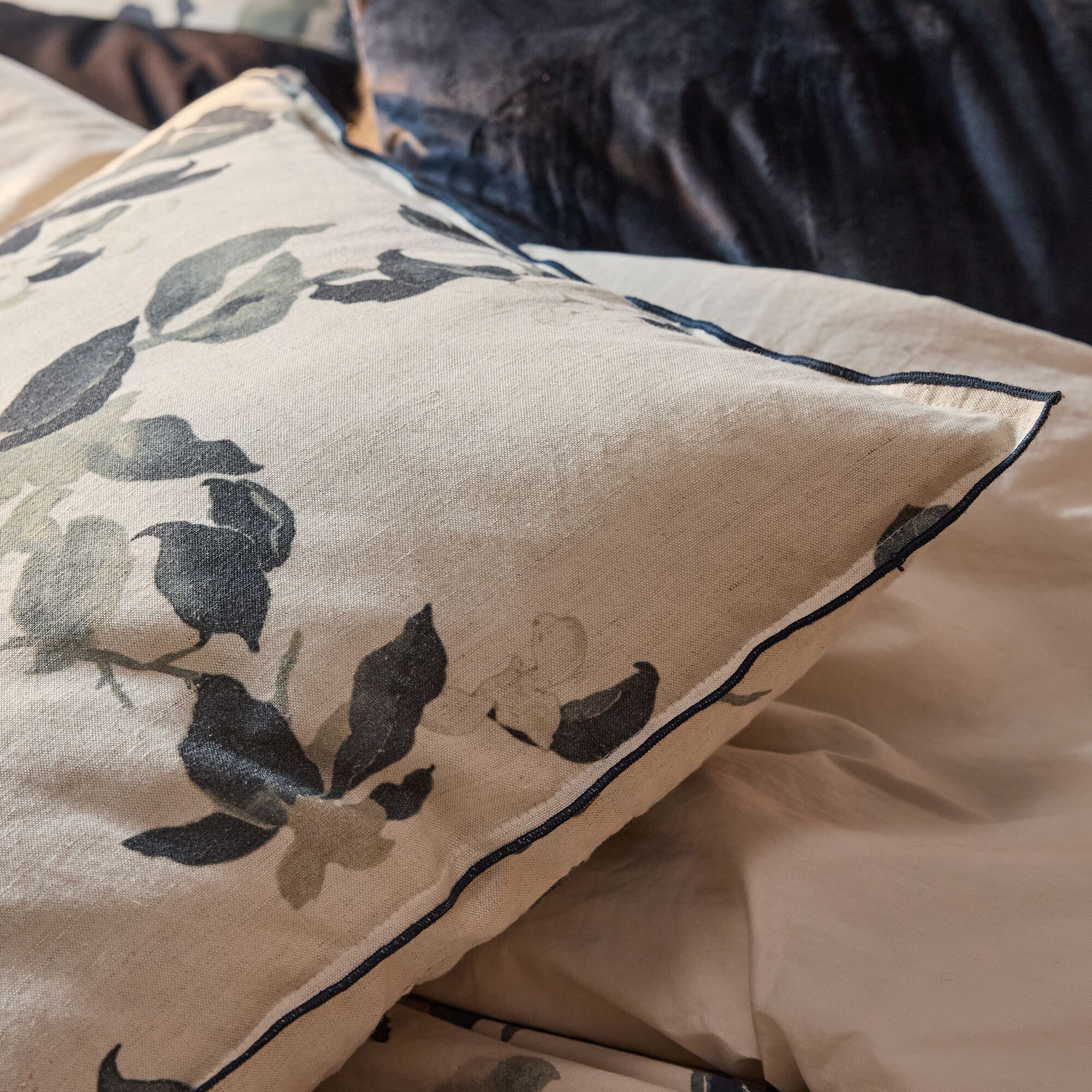 LINH - Coussin motif floral en lin et coton 45x45cm - blanc