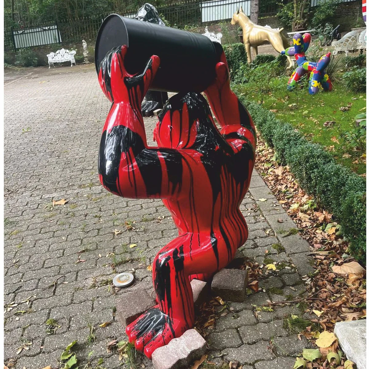 Decorative sculpture gorilla monkey with barrel red / black H. 140 cm - decorative figure