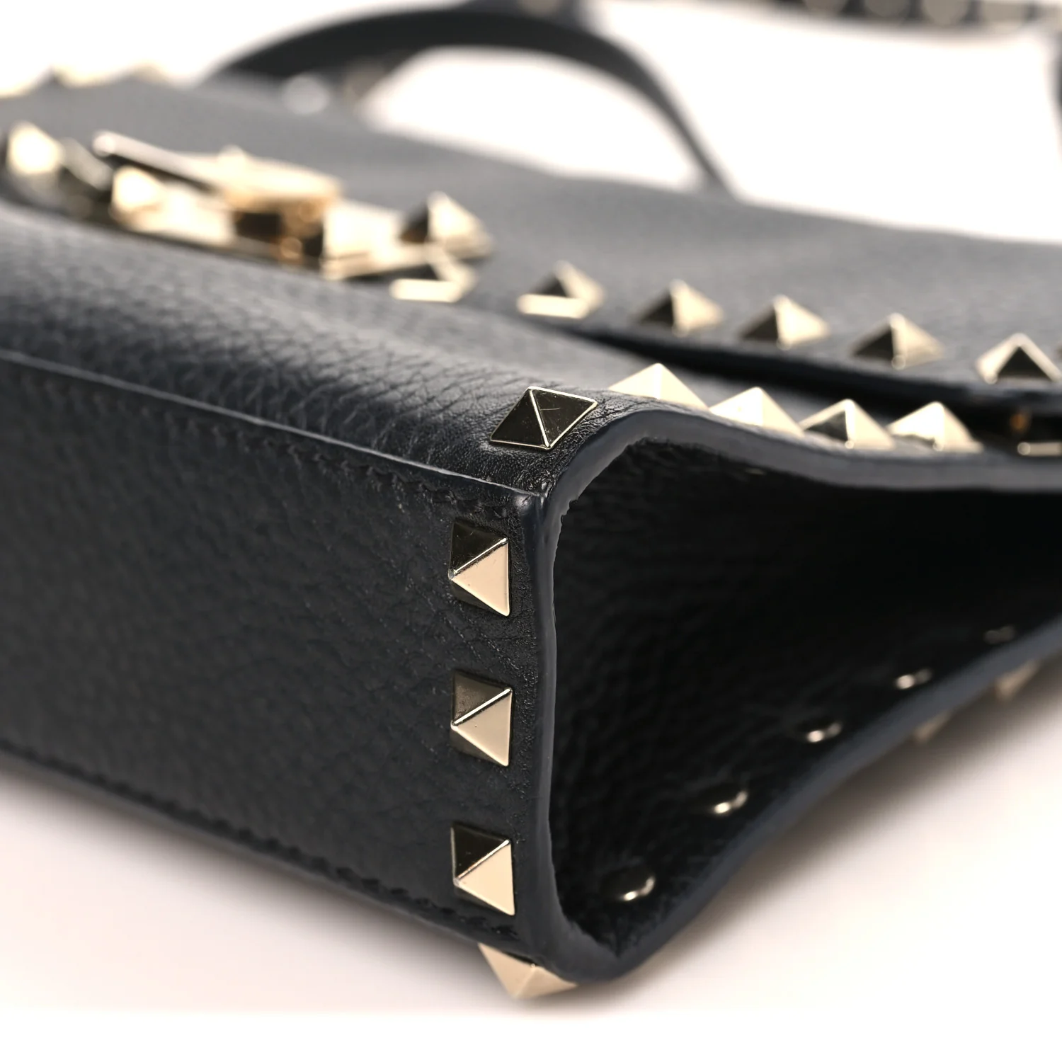 Pebbled Calfskin Medium Rockstud Flip Lock Crossbody Bag Black - Top Club