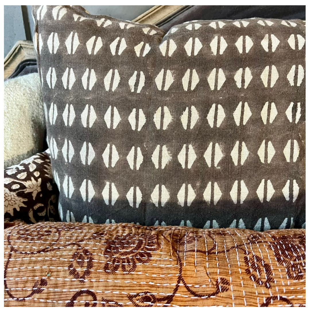 Sierkussen Handpainted dark brown 60x60 cm