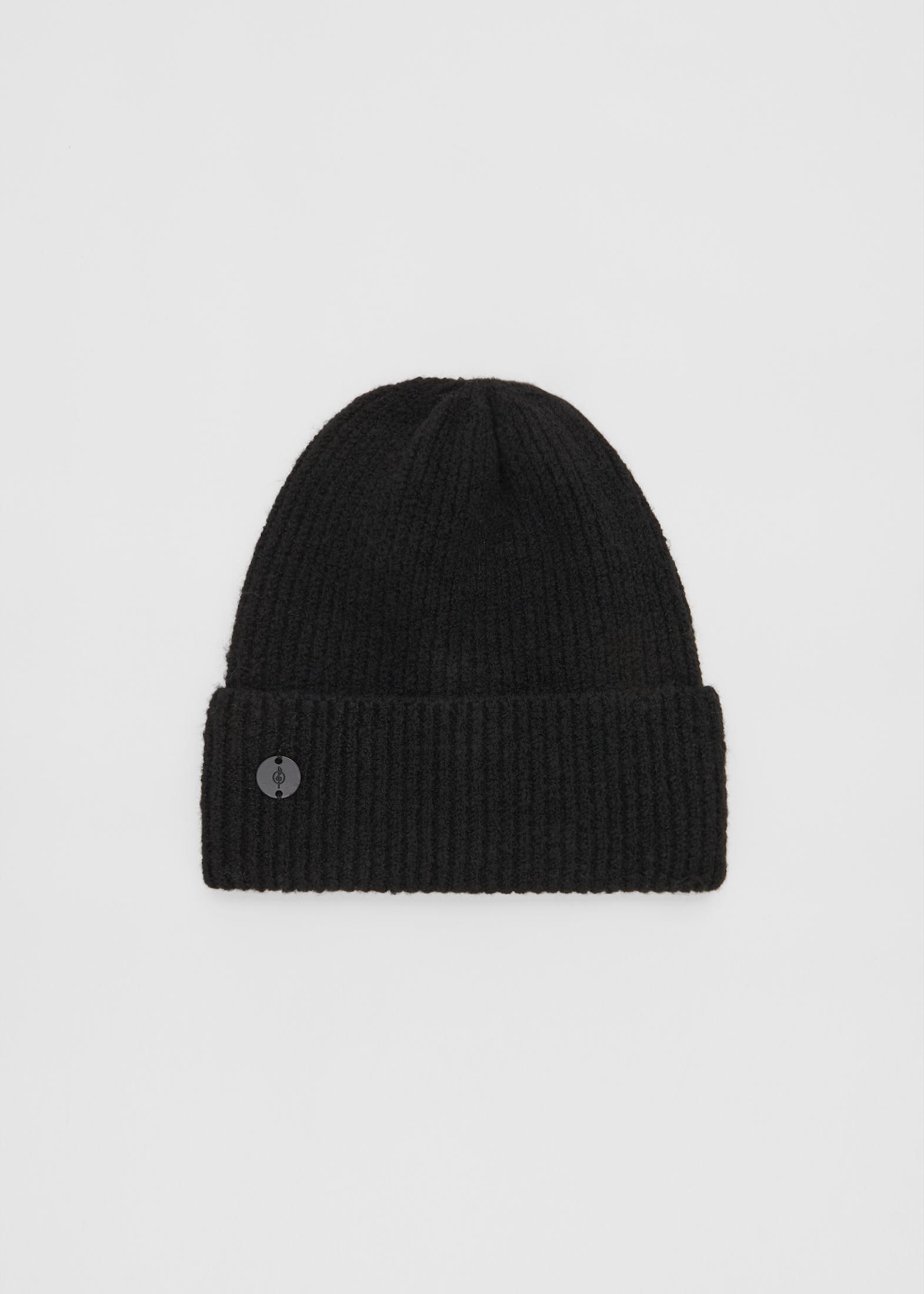 RIBBED BEANIE WITH PLAQUE