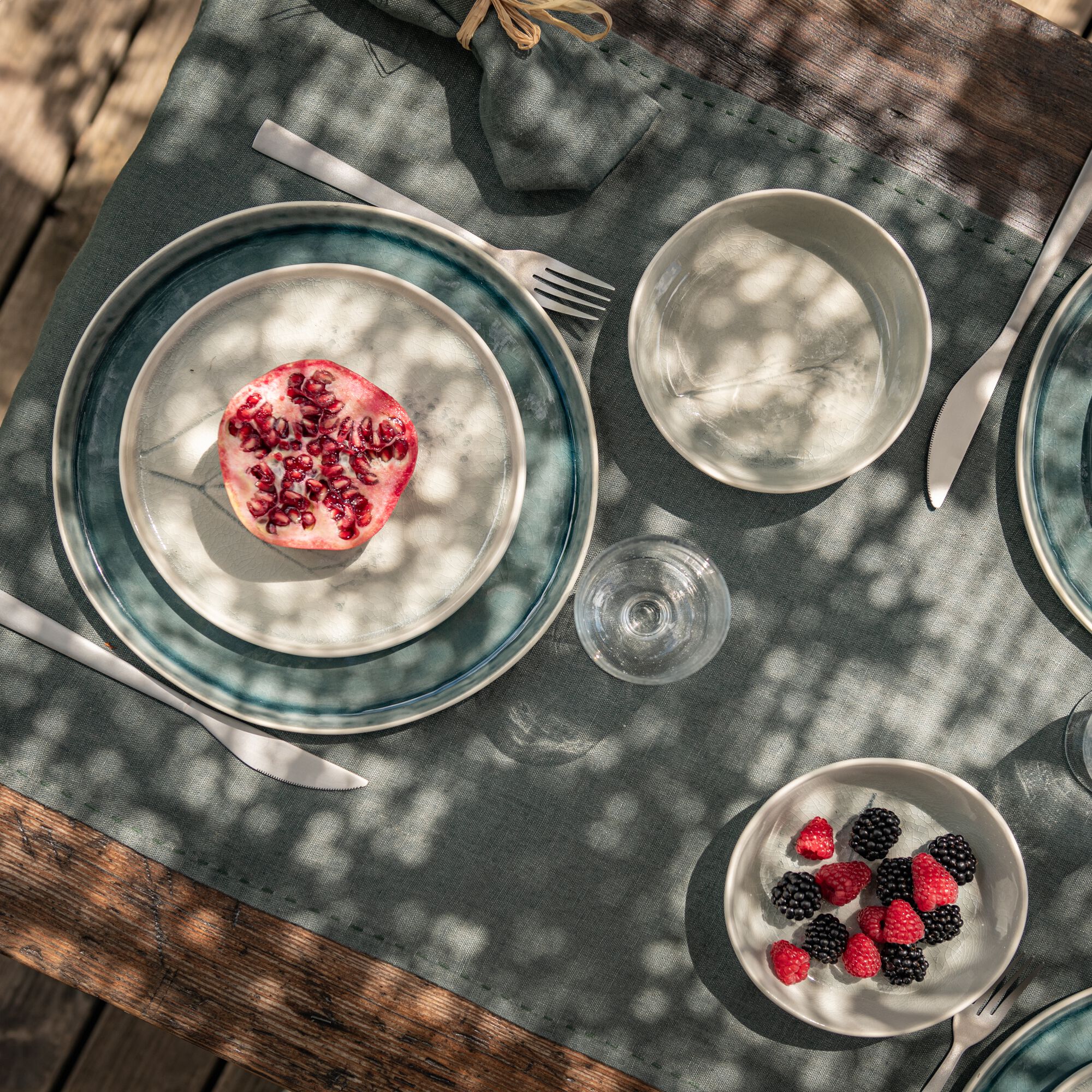 GYPSO - Assiette plate en grès D27cm - bleu niolon