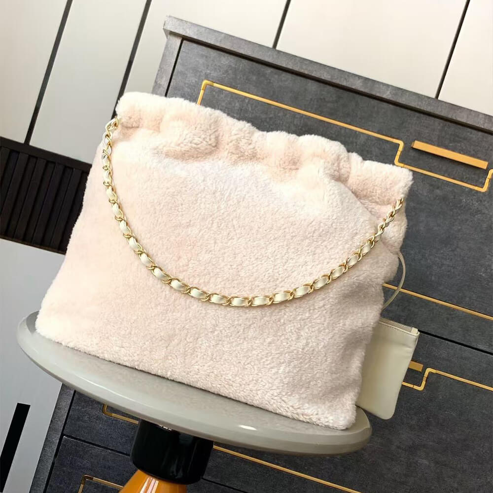 CHANEL 22 HANDBAG - Top Club