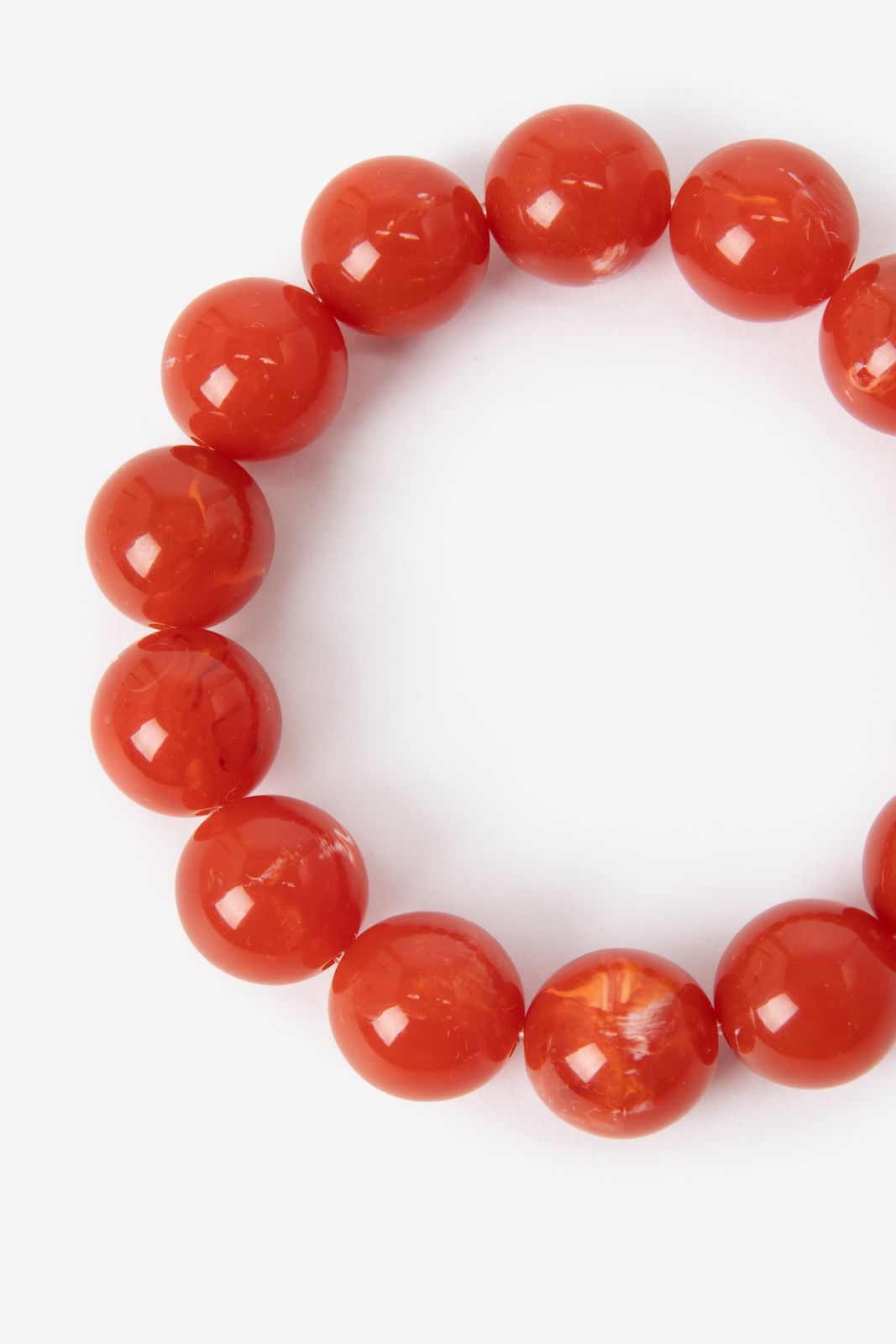 Licht rode resin kralenarmband