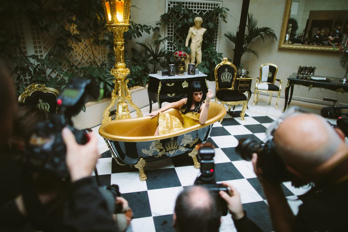 Pompöös by Luxus bathtub deluxe freestanding by Harald Glööckler black / gold / gold 1695mm with gold-colored lion feet