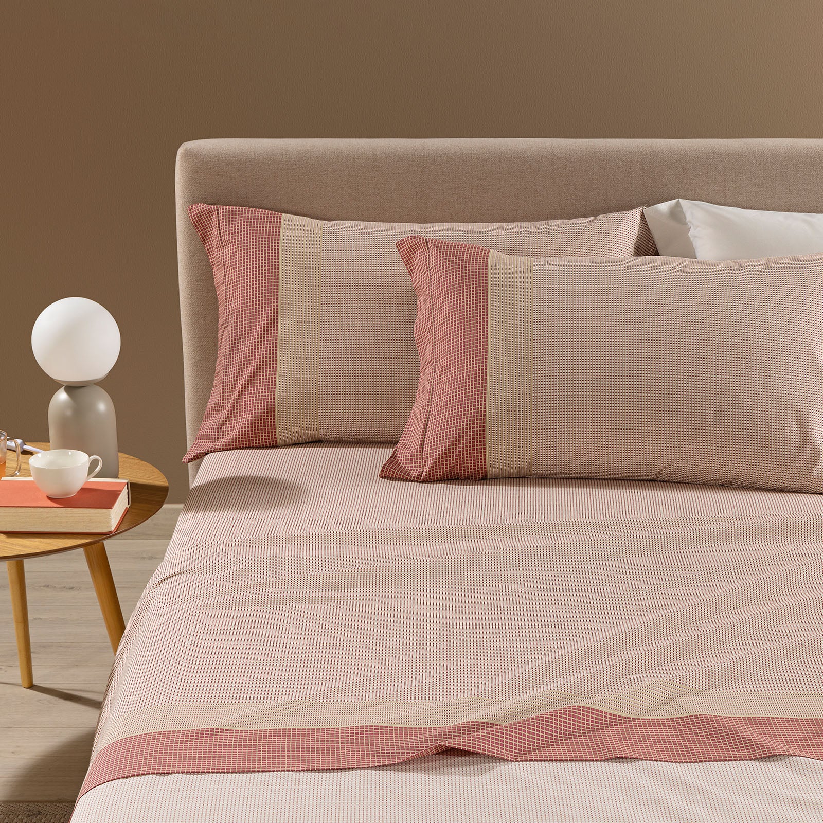 Completo Lenzuola In Cotone Style Francese 2 Federe Corallo Caleffi