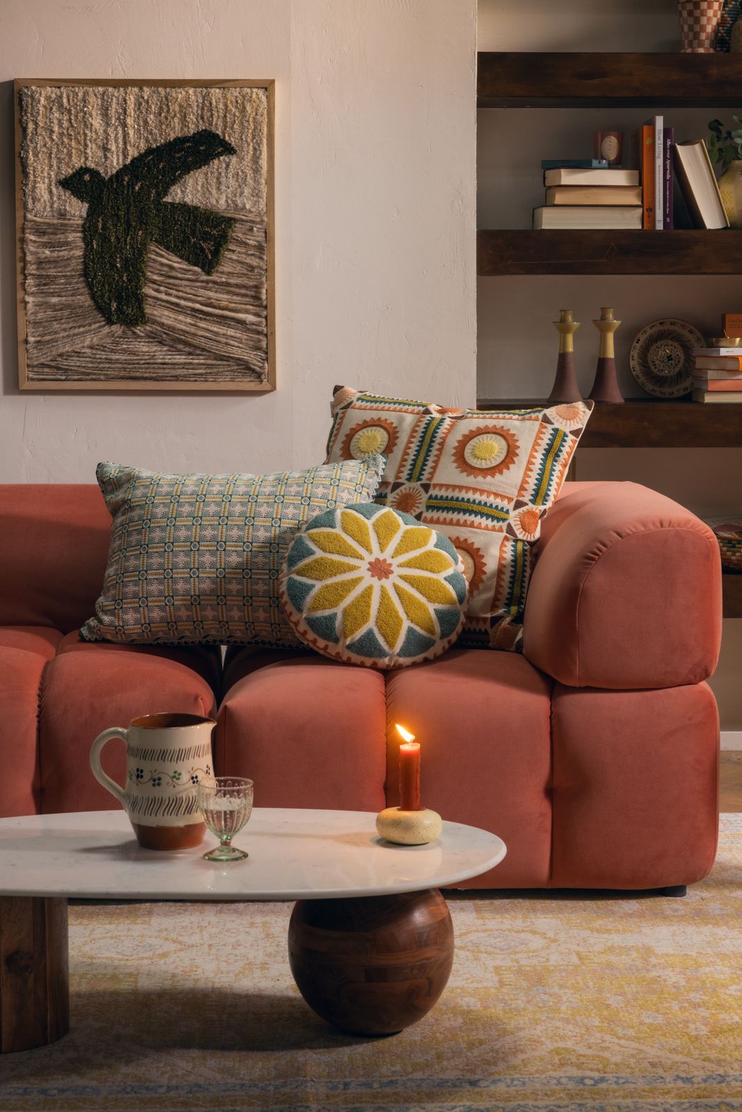 Houten koffietafel met marmer blad en asymmetrisch onderstel