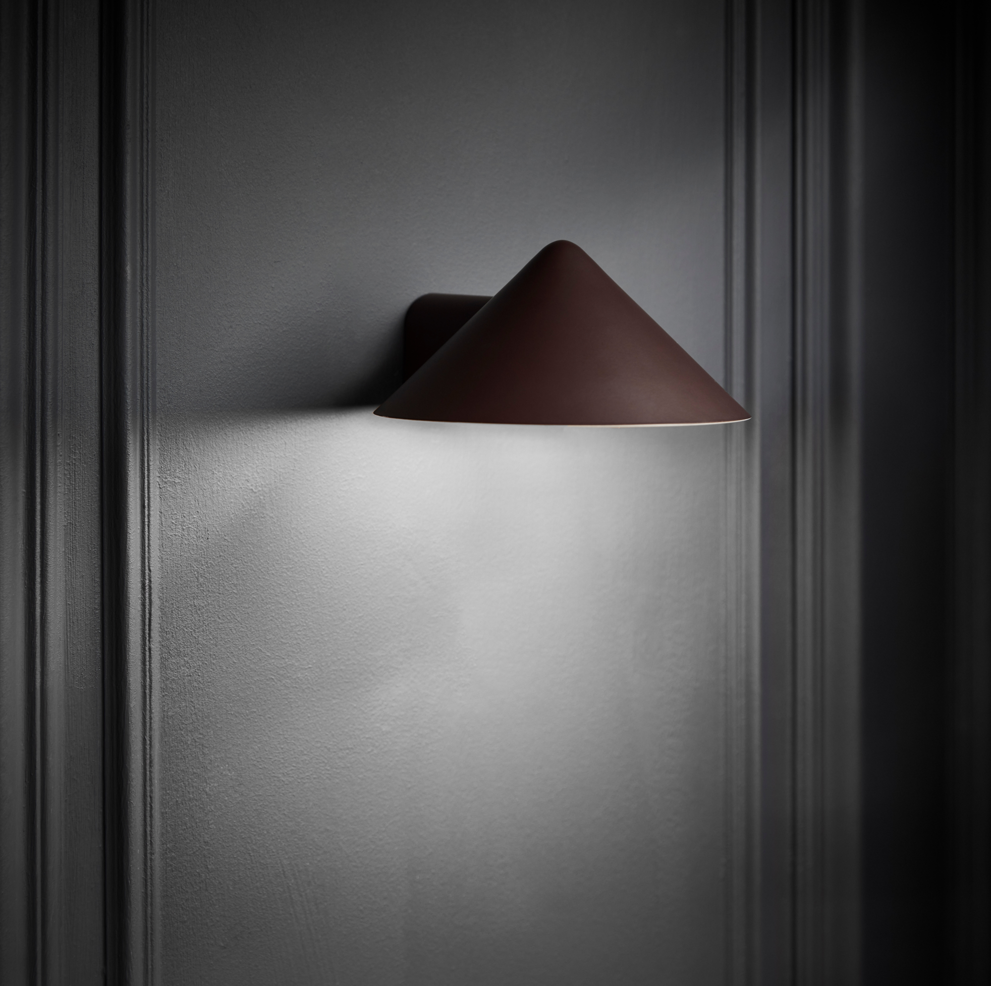 Wandlamp Grasp matt beetroot