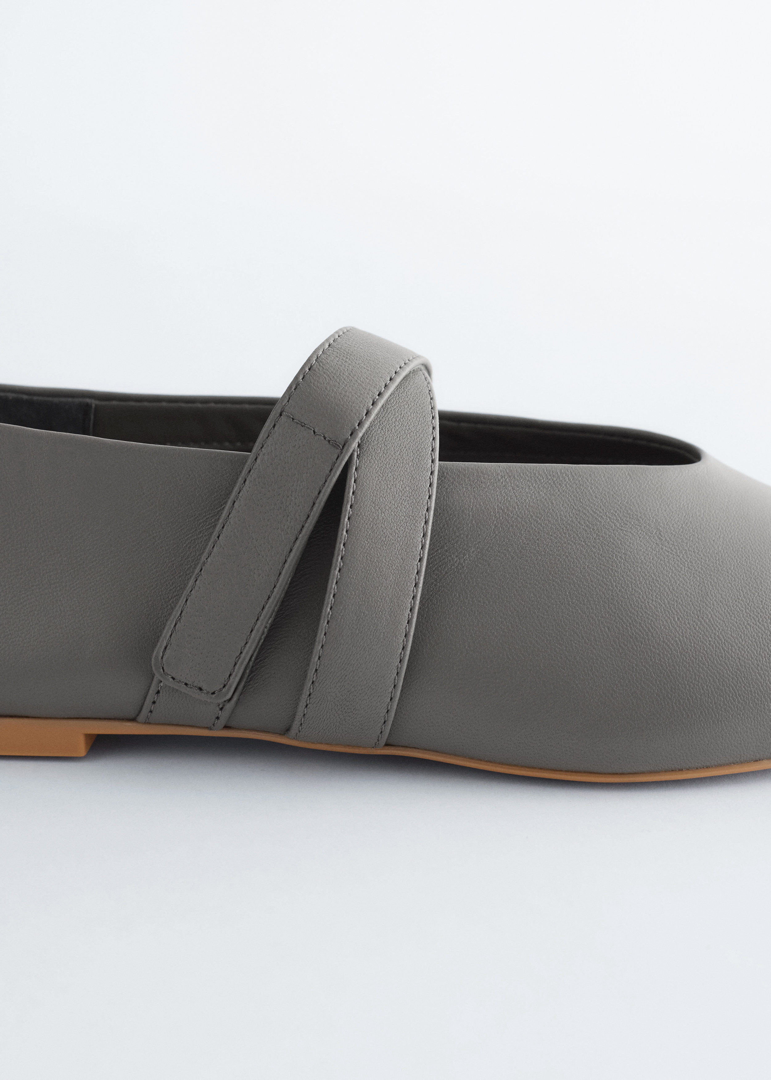 & Other Stories CROSS-STRAP LEATHER BALLET FLATS